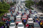 Đường phố Hà Nội ùn tắc kéo dài sau cơn mưa