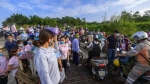 Hàng trăm người dân có nhu cầu đi Vĩnh Phúc - Phú Thọ, khiến bến phà quá tải