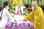 Chạnh lòng khoảnh khắc con gái nuôi của Phi Nhung thay mẹ nhận bằng tuyên dương trong lễ cầu siêu