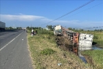 Liên tiếp 2 vụ xe ôtô gặp nạn, lật nghiêng tại Bình Thuận