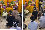 Hồ Văn Cường lộ diện trong lễ cầu siêu Phi Nhung: Đeo khăn tang, nét mặt buồn thiu quỳ khấn mẹ