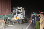 2 người chết kẹt trong cabin xe tải sau cú tông mạnh xe đầu kéo