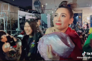 Clip quay lén thái độ của cố ca sĩ Phi Nhung với túi quà 'rẻ bèo' được tặng sau đêm diễn khiến người hâm mộ xót xa