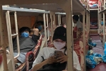 Cảnh sát chặn xe giường nằm chở trái phép 10 người rời Hà Nội