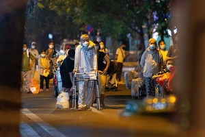 CẬN CẢNH: Xuyên đêm đưa người liên quan ổ dịch Bệnh viện Việt Đức đi cách ly