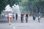 Người dân Hà Nội phấn khởi khi được chạy bộ, đạp xe ngoài trời