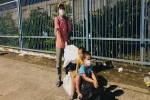Cha đẩy hai con nhỏ trên xe cút kít, đi bộ từ Đồng Nai về Cần Thơ sau 4 tháng mắc kẹt trong dịch