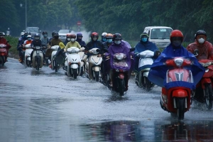 Hà Nội: Người dân đội mưa tầm tã, bật đèn đi làm sáng thứ Hai đầu tuần
