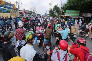 Hàng chục ngàn người đi xe máy về quê: F0 xuất hiện ở nhiều tỉnh, lãnh đạo ngỡ ngàng, không ngờ người về đông thế