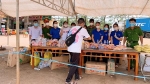 Nhân dân tỉnh Bình Phước hỗ trợ thức ăn cho hàng chục nghìn người quá cảnh về quê