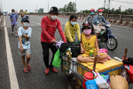 Cay mắt chuyện gia đình 5 người đẩy nhau trên chiếc xe ve chai rời Sài Gòn về quê: 'Xe máy bị mất trộm, kinh tế kiệt quệ rồi, đành đi bộ về thôi'
