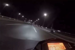 Phóng xe hơn 100 km/h trên cầu Nhật Tân, phượt thủ nhận cái kết khiến tất cả kinh hãi