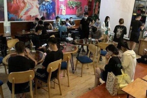 Hà Nội: 17 khách ngồi uống nước trong quán bất chấp dịch Covid-19 bị phạt 30 triệu đồng