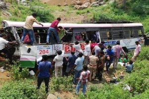 Xe buýt rẽ để tránh tông gia súc, 12 người Ấn Độ thiệt mạng
