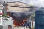 Cháy nhà xưởng ở TP.HCM, người dân ôm tài sản tháo chạy