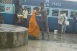 Video: Vợ tung đòn quật ngã chồng ở ngay nhà ga và lý do bất ngờ
