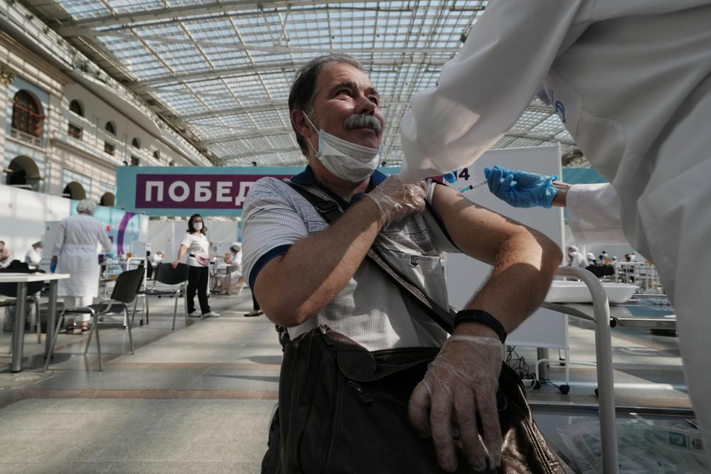 Tiêm vaccine Sputnik V tại Moskva, Nga ngày 12/7/2021. Ảnh: AP