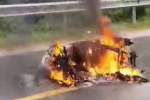 Áo mưa quấn vào bánh rồi ngã ra đường, xe máy cháy ngùn ngụt khiến nữ tài xế bị bỏng