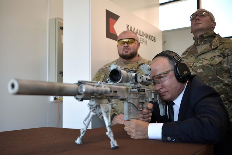 Tổng thống Nga Vladimir Putin bắn thử súng trường bắn tỉa Chukavin năm 2018. Ảnh: REUTERS