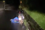 Hỏng xe, 2 bạn trẻ ngủ gục trên đường về quê giữa cơn mưa lớn: Hình ảnh khiến ai nấy đều rưng rưng