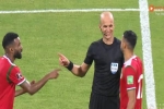 Bức ảnh 'phản cảm' của trọng tài với cầu thủ Oman khiến CĐV Việt Nam tức giận