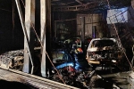 Xe cảnh sát tông sập cửa gara để tiếp cận đám cháy ở quận 7