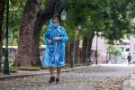 CLIP: Mặc áo mưa tập thể dục trong ngày công viên mở cửa trở lại
