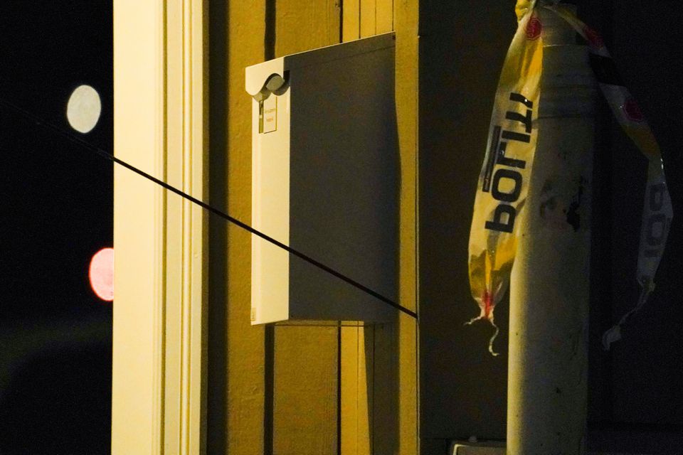 Một mũi tên được nhìn thấy găm trên tường sau các vụ tấn công ở Kongsberg, Na Uy ngày 13/10. Ảnh: Reuters.