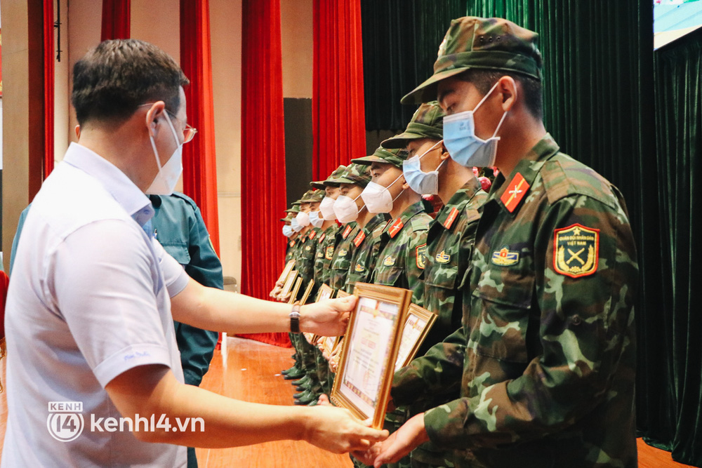 Ông Vũ Ngọc Tuất - Bí thư Quận ủy Bình Thạnh trao bằng khen cho những đóng góp của các chiến sĩ tham gia hỗ trợ phòng chống dịch.