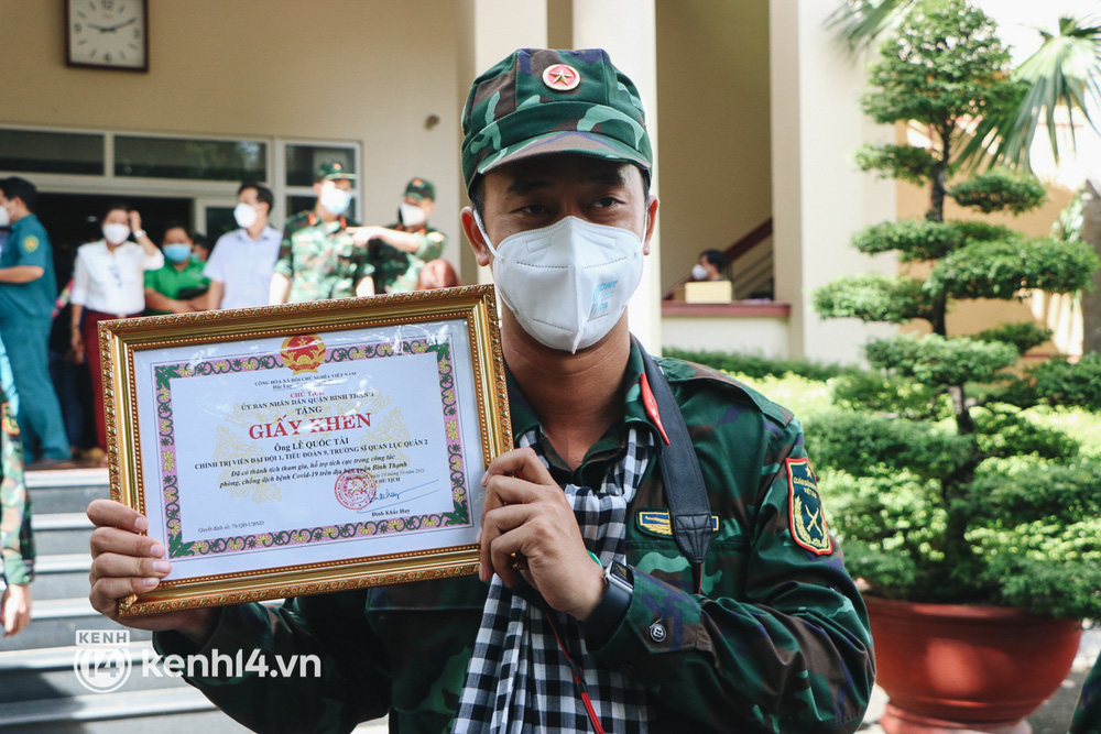 Chiến sĩ Lê Quốc Tài với tấm giấy khen được quận Bình Thạnh trao tặng.