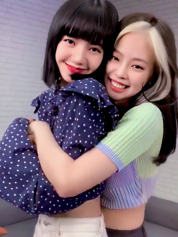 Jennie và Lisa của BLACKPINK là hai nàng công chúa của làng nhạc Hàn Quốc. Sự kết hợp giữa Jennie và Lisa đã tạo ra một hiệu ứng đặc biệt và cuốn hút. Hãy thưởng thức hình ảnh của đôi bạn thân này và cảm nhận được sự trẻ trung, năng động và thú vị của hai cô nàng.