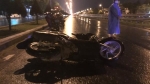 Thanh niên 21 tuổi tử vong cạnh xe máy giữa đường trong đêm mưa