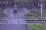 Video: Băng ngang đường sắt, xe tải 'oan gia' vì cú đâm kinh hoàng của xe máy