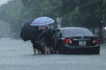 Ôtô chết máy giữa mưa, người dân Hà Tĩnh phải xuống xe lội nước