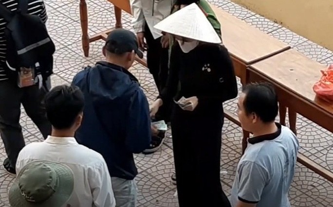 Vợ chồng ca sĩ Thủy Tiên trao quà ở xã Quảng Thọ, huyện Quảng Điền năm 2020.