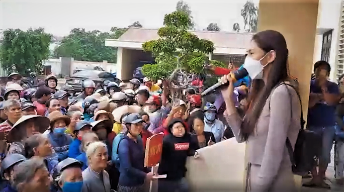 Ca sĩ Thủy Tiên trao hỗ trợ cho người dân ở tỉnh Quảng Trị.