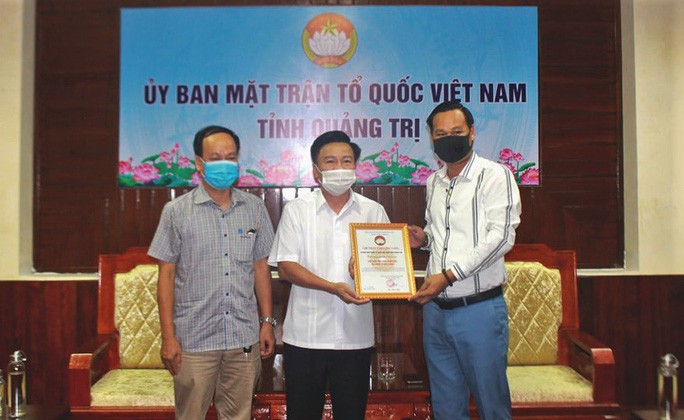 Đại diện của nghệ sĩ Hoài Linh trao 1 tỉ đồng cho Ủy ban MTTQ Việt Nam tỉnh Quảng Trị.