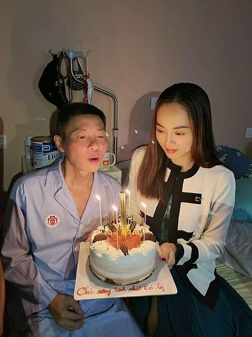NSND Công Lý đón sinh nhật bên cạnh vợ trẻ trong bệnh viện - Ảnh 3.