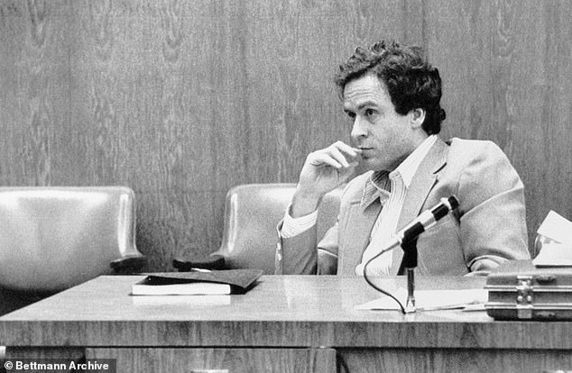 Trong phiên tòa xét xử vụ giết người vào năm 1980, kẻ giết người hàng loạt khét tiếng người Mỹ Ted Bundy đã cầu hôn bạn gái Carol Ann Boone. Trong ảnh: Ted Bundy ra tòa năm 1978.