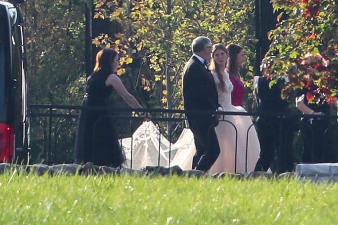 Vợ chồng tỉ phú Bill Gates đoàn tụ trong đám cưới con gái - Ảnh 2.