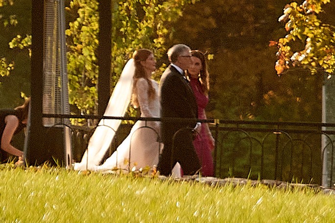 Vợ chồng tỉ phú Bill Gates đoàn tụ trong đám cưới con gái - Ảnh 3.