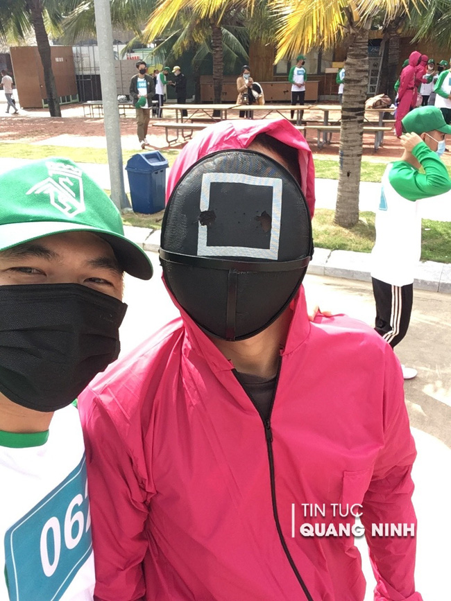 Nóng: Hàng trăm người đang tham gia Squid Game được tổ chức ở Hạ Long, logo mặt nạ thì đúng nhưng trang phục thấy 'sai sai' - 3