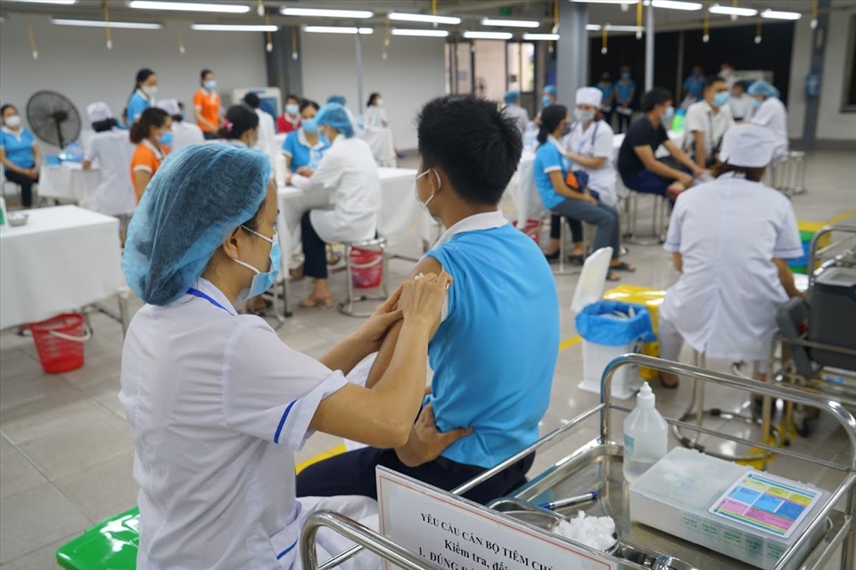 Việt Nam triển khai tiêm vaccine COVID-19 cho người dân. Ảnh: Hải Nguyễn