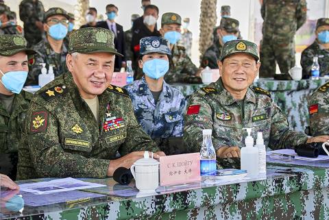 Bộ trưởng quốc phòng hai nước Nga-Trung quan sát cuộc tập trận chung hồi tháng 8
