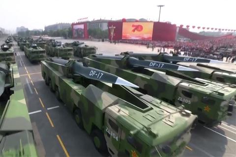 Dàn tên lửa siêu thanh DF-17 từng được Trung Quốc phô diễn trong duyệt binh.