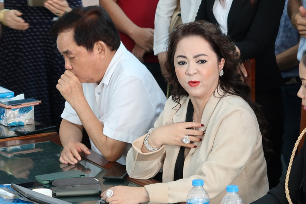Bà Phương Hằng vô cùng bức xúc cho biết bị Võ Hoàng Yên và 4 luật sư hành hung ngay tại cơ quan công an TP.HCM.