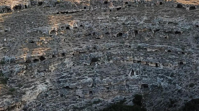 Choáng váng lâu đài người chết: 400 căn phòng đầy châu báu giữa hẻm núi - Ảnh 1.