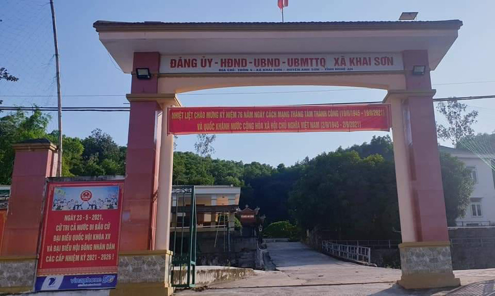 Cổng trụ sở UBND xã Khai Sơn.
