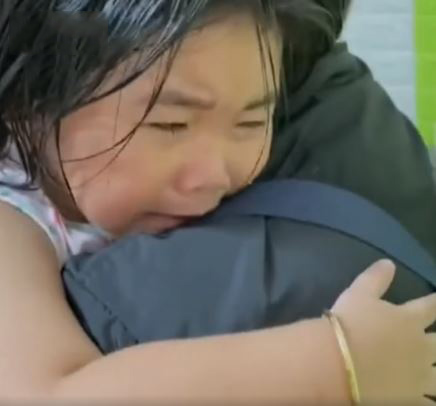Cô bé bật khóc nức nở, ôm chầm lấy bố.