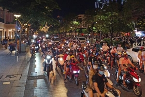 CHOÁNG: Phố đi bộ Nguyễn Huệ đông kinh hoàng tối cuối tuần dù dịch tại TP.HCM vẫn ở mức nguy cơ cao